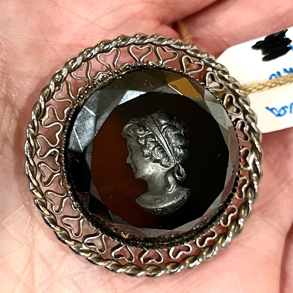 INTAGLIO REVERSE CAMEO LADY BLACK FACETED GLASS ROUND 1.5” BROOCH VINTAGE EUC - Picture 4 of 8